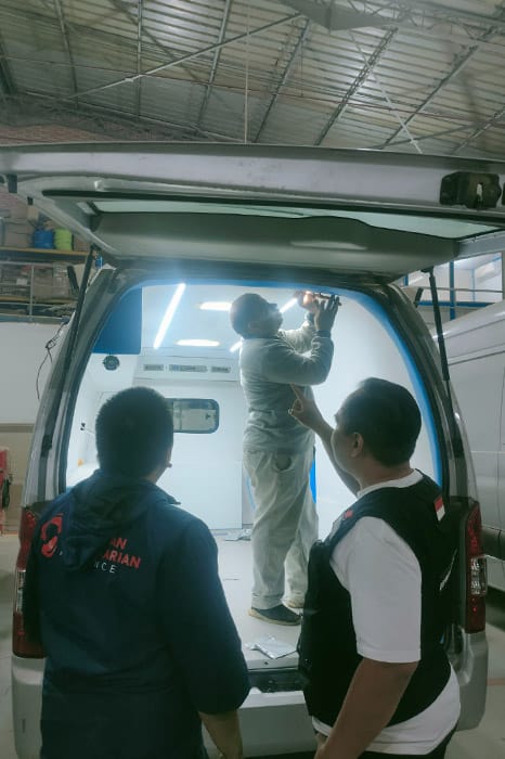 Tim kemanusiaan dompet dhuafa di karoseri ambulans mesir