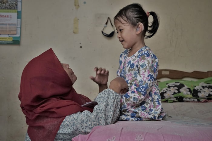 program humanusia salurkan alat bantu dengar untuk Azkadina