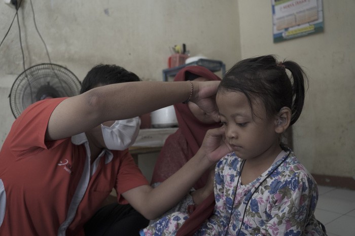 program humanusia salurkan alat bantu dengar untuk Azkadina