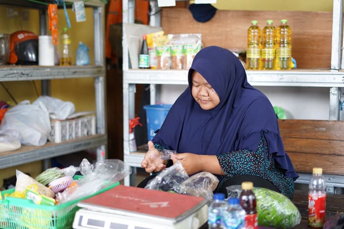 Pak Jabir alih profesi dari budi daya jamur jadi pedagang sayur - Warung Serbuu Yogyakarta
