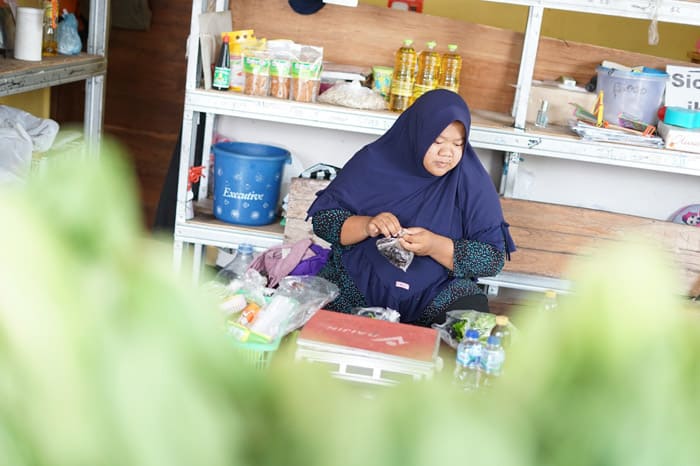 Pak Jabir alih profesi dari budi daya jamur jadi pedagang sayur - Warung Serbuu Yogyakarta