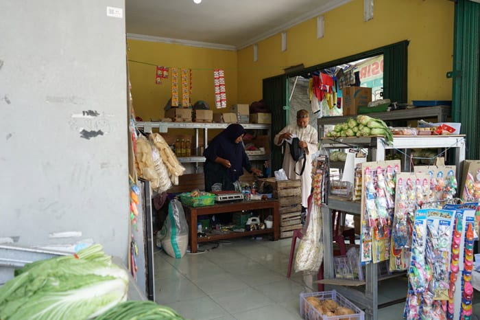 Pak Jabir alih profesi dari budi daya jamur jadi pedagang sayur - Warung Serbuu Yogyakarta