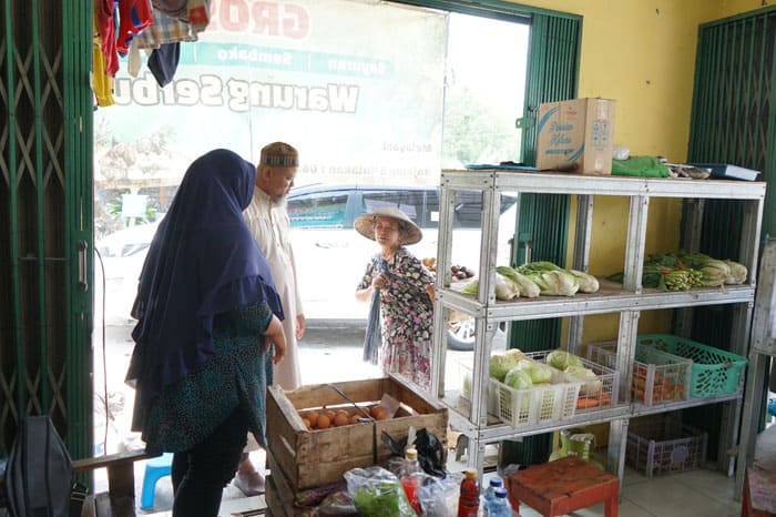 Pak Jabir alih profesi dari budi daya jamur jadi pedagang sayur - Warung Serbuu Yogyakarta