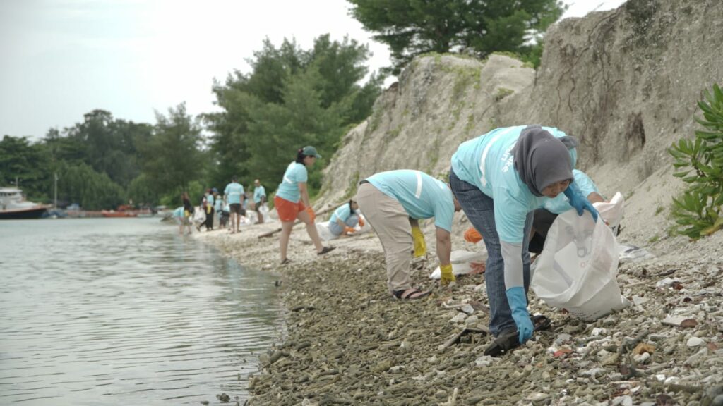 Aksi bersih-bersih di pantai bersama Divers Clean Action