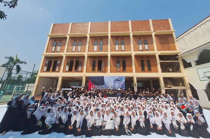 mts annajah1 dompet dhuafa MTs An-Najah menyalurkan donasi untuk Palestina ke Dompet Dhuafa
