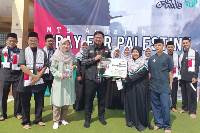 mts annajah2 dompet dhuafa MTs An-Najah menyalurkan donasi untuk Palestina ke Dompet Dhuafa