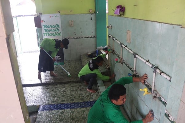 aksi bersih masjid1 dompet dhuafa Aksi Bersih-Bersih Masjid