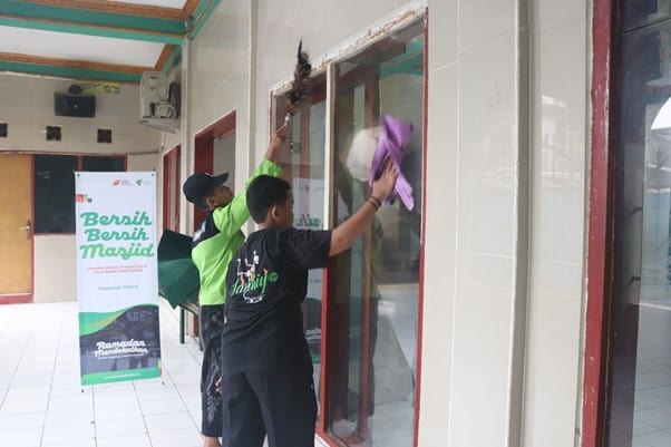 aksi bersih masjid4 dompet dhuafa Aksi Bersih-Bersih Masjid