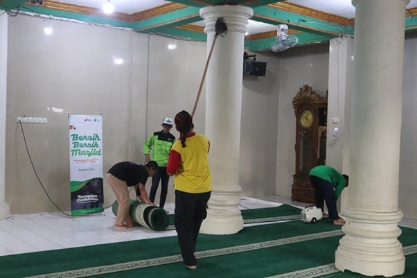 aksi bersih masjid5 dompet dhuafa Aksi Bersih-Bersih Masjid