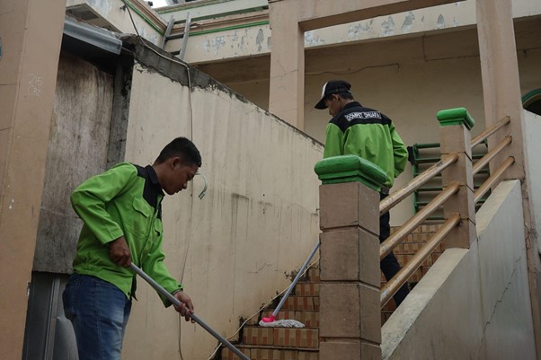 aksi bersih1 dompet dhuafa Aksi Bersih-Bersih Masjid