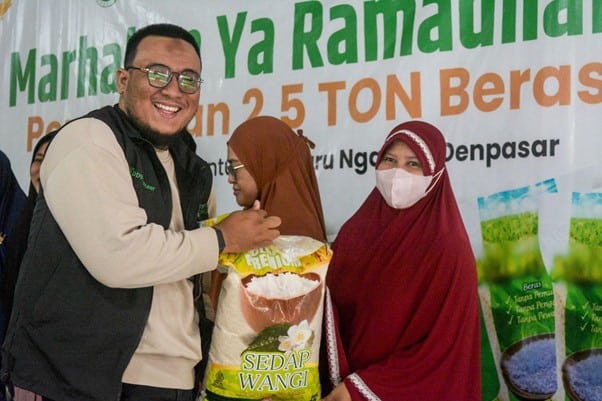 beras untuk guru ngaji1 dompet dhuafa berbagi beras untuk guru ngaji se-Denpasar.