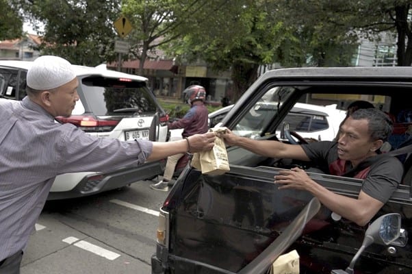 Dompet Dhuafa Tebar 500 Takjil untuk masyarakat dan pengendara yang melewati Jl Warung Jati Barat.