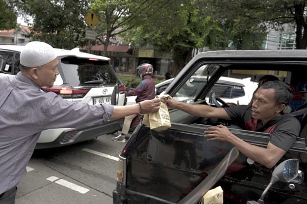 tebar takjil1 dompet dhuafa Dompet Dhuafa Tebar 500 Takjil untuk masyarakat dan pengendara yang melewati Jl Warung Jati Barat.