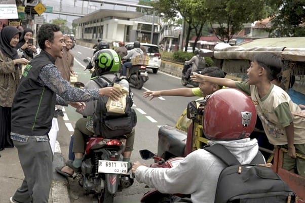 tebar takjil2 dompet dhuafa Dompet Dhuafa Tebar 500 Takjil untuk masyarakat dan pengendara yang melewati Jl Warung Jati Barat.