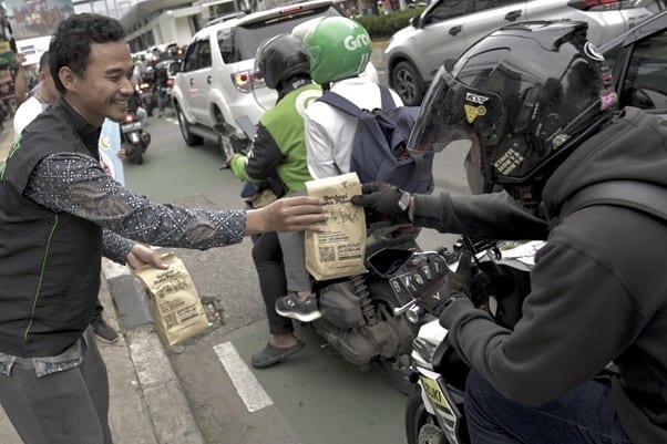 tebar takjil5 dompet dhuafa Dompet Dhuafa Tebar 500 Takjil untuk masyarakat dan pengendara yang melewati Jl Warung Jati Barat.