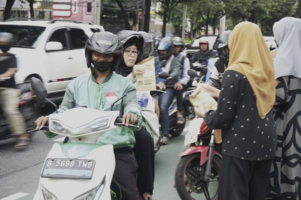 berbagi takjil3 dompet dhuafa Dompet Dhuafa berbagi takjil di hari Jumat bulan Ramadan 1445 H
