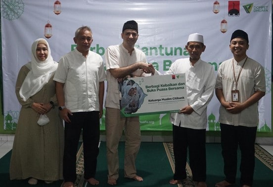 berbagi santunan dan buka puasa bersama3 dompet dhuafa KMC dan Dompet Dhuafa Berbagi Santunan dan Buka Puasa Bersama