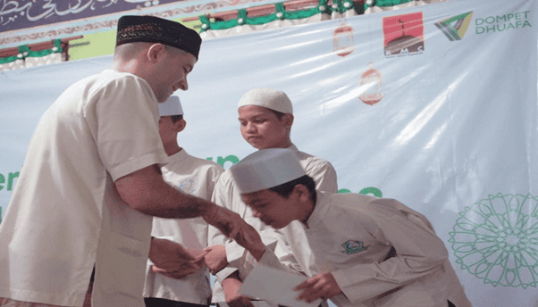 berbagi santunan dan buka puasa bersama4 dompet dhuafa KMC dan Dompet Dhuafa Berbagi Santunan dan Buka Puasa Bersama