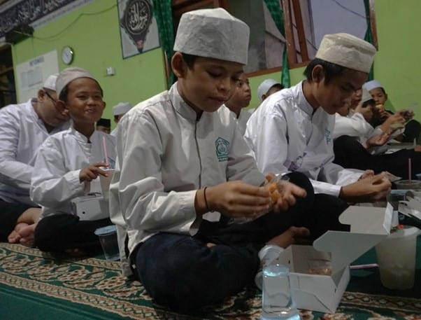 berbagi santunan dan buka puasa bersama8 dompet dhuafa KMC dan Dompet Dhuafa Berbagi Santunan dan Buka Puasa Bersama
