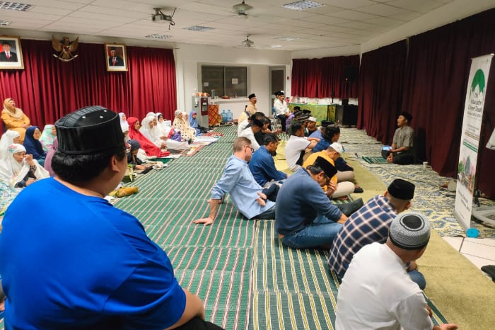 dai ambassador kaledonia baru1 2 dompet dhuafa Dai Ambassador Kaledonia Baru menjadi imam salat tasbih di acara mujahadah Lailatulqadar.