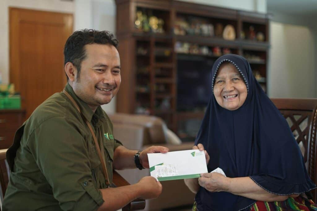 layanan jemput zakat dompet dhuafa8 dompet dhuafa Donatur Dompet Dhuafa menggunakan Layanan Jemput Zakat untuk memudahkannya membayar zakat mal | foto juga disisipkan dalam artikel hukuman tidak membayar zakat sebagai ilustrasi bahwa membayar zakat adalah kewajiban