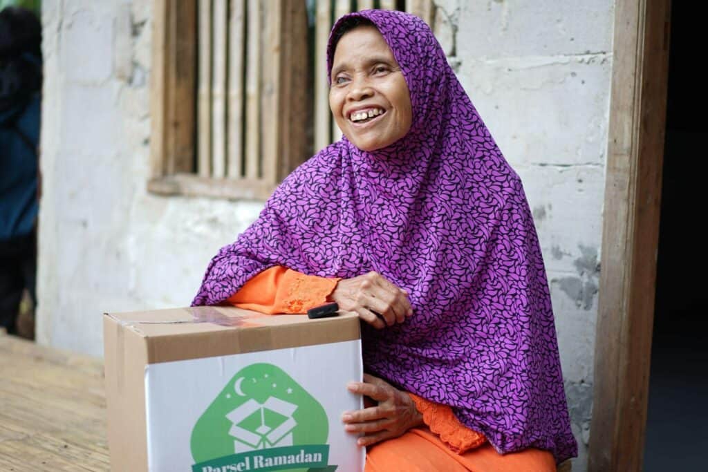 risty tagor tebar zakat fitrah2 dompet dhuafa Risty Tagor Tebar Zakat Fitrah dan Parsel Ramadan
