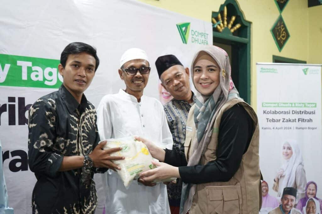 Risty Tagor Tebar Zakat Fitrah dan Parsel Ramadan