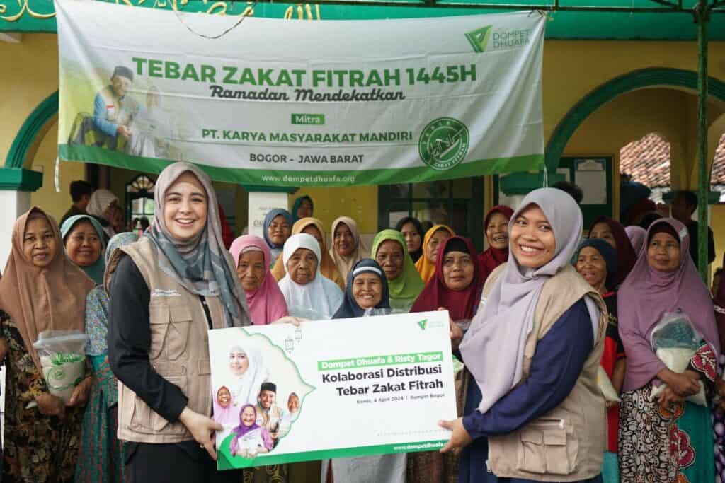 risty tagor tebar zakat fitrah5 dompet dhuafa Risty Tagor Tebar Zakat Fitrah dan Parsel Ramadan
