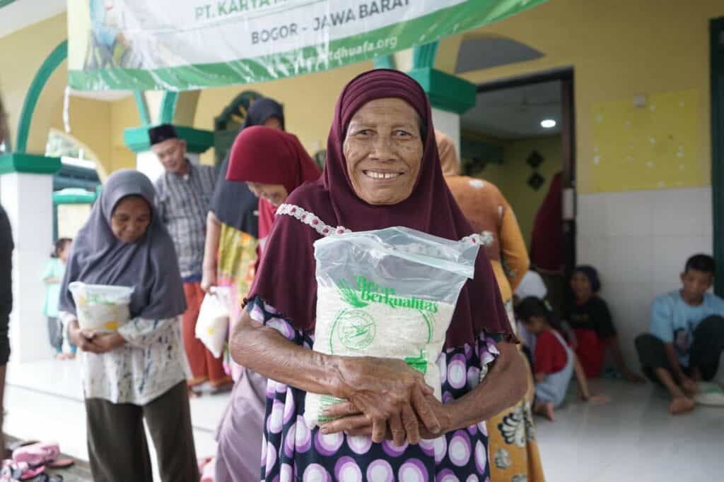 risty tagor tebar zakat fitrah7 dompet dhuafa Risty Tagor Tebar Zakat Fitrah dan Parsel Ramadan