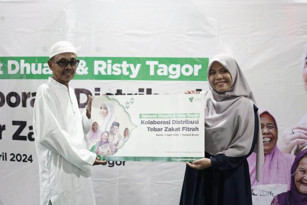 risty tagor tebar zakat fitrah8 dompet dhuafa Risty Tagor Tebar Zakat Fitrah dan Parsel Ramadan