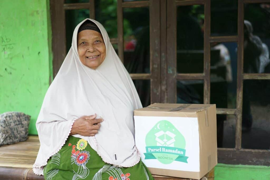 risty tagor tebar zakat fitrah9 dompet dhuafa Risty Tagor Tebar Zakat Fitrah dan Parsel Ramadan