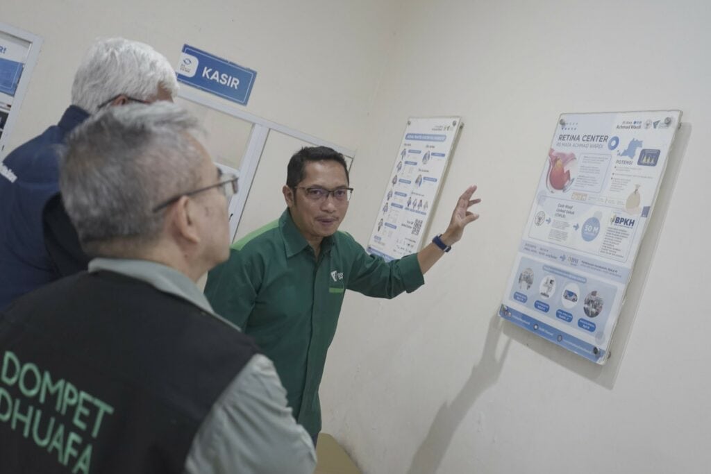yudi latief kunjungi rs mata achmad warni5 dompet dhuafa Yudi Latief Kunjungi RS Mata Achmad Warni