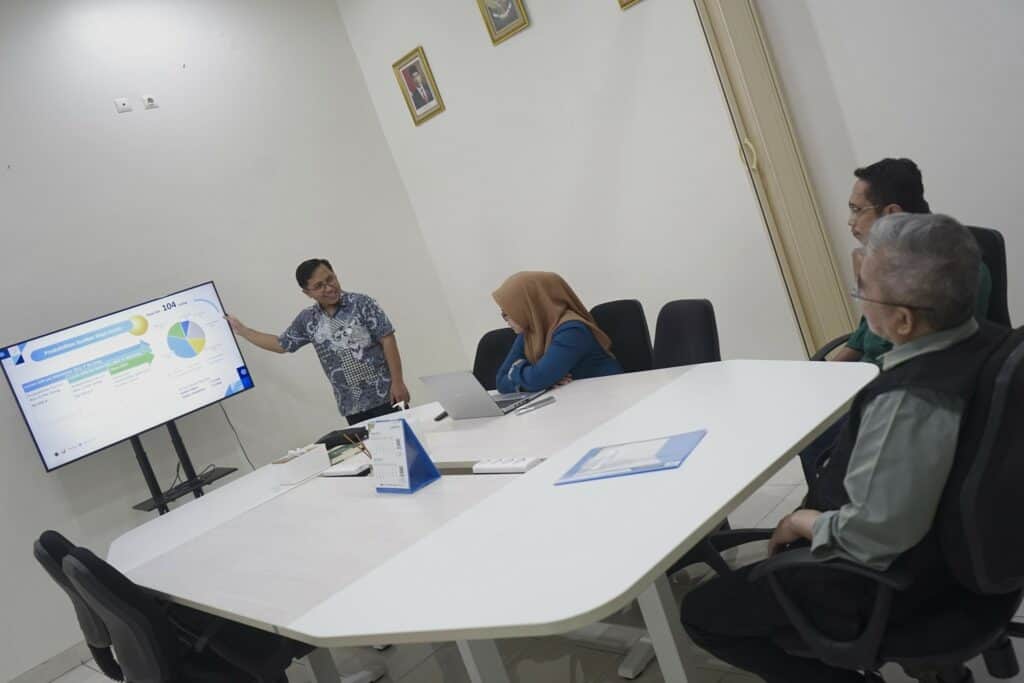 yudi latief kunjungi rs mata achmad warni8 dompet dhuafa Yudi Latief Kunjungi RS Mata Achmad Warni