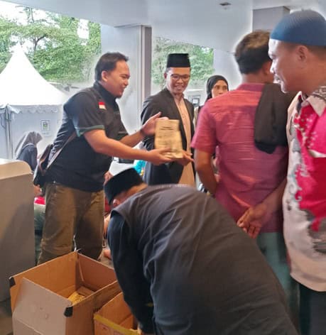 Berbagi Takjil di Rest Area KM 166A