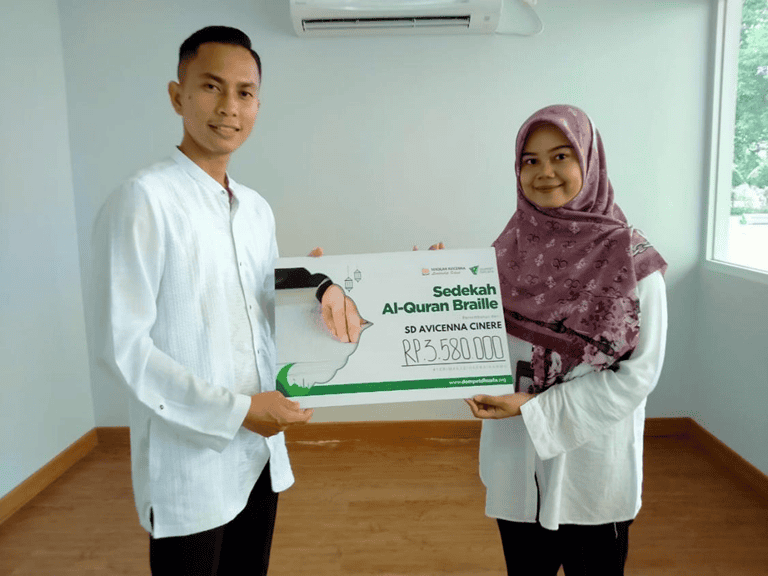 sd avicenna salurkan bantuan alquran braille1 dompet dhuafa SD Avicenna Salurkan Bantuan Al-Qur'an Braille