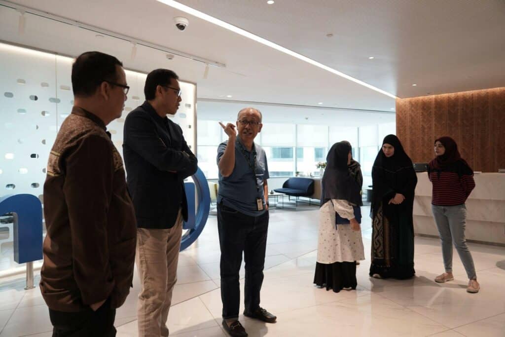 allianz syariah kolaborasi kurban dengan dompet dhuafa2 dompet dhuafa Dompet Dhuafa berkunjung ke kantor Allianz Syariah untuk menjalankan kolaborasi kurban pada Iduladha 1445 H