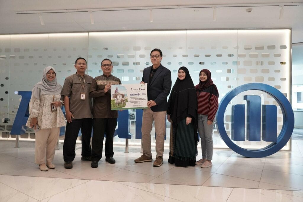 allianz syariah kolaborasi kurban dengan dompet dhuafa3 dompet dhuafa Serah terima kerja sama kurban antara Dompet Dhuafa dengan Allianz Syariah