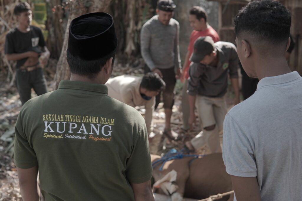 kurban dan cita pendidikan tinggi di ntt 4 dompet dhuafa Seluruh elemen kampus mulai dari dosen, mahasiswa, hingga warga sekitar STAI Kupang bergotong-royong untuk melaksanakan penyembelihan hingga distribusi daging kurban.