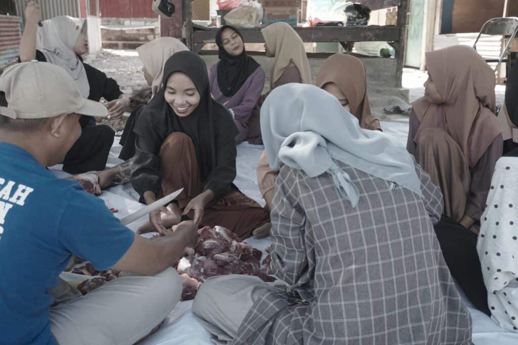kurban dan cita pendidikan tinggi di ntt 5 dompet dhuafa Mahasiswi-mahasiswi STAI Kupang mengambil peran dalam pelaksanaan kurban sebagai pencincang daging.