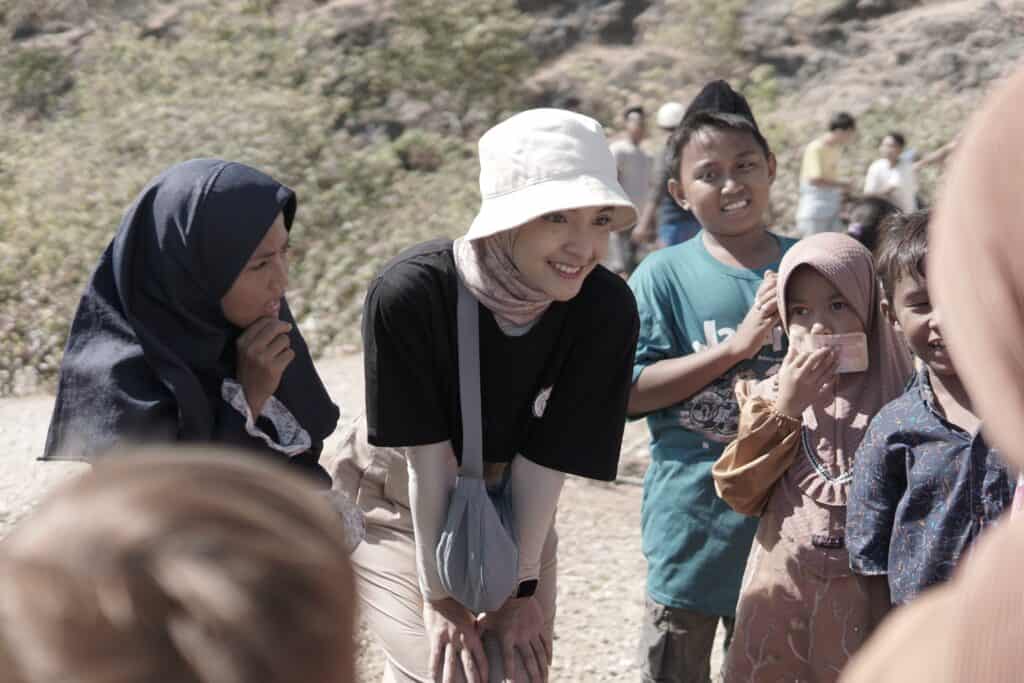 nabila ishma tebar hewan kurban di rote ndao ntt 1 dompet dhuafa Nabila Ishma bersama anak-anak Rote Ndao.