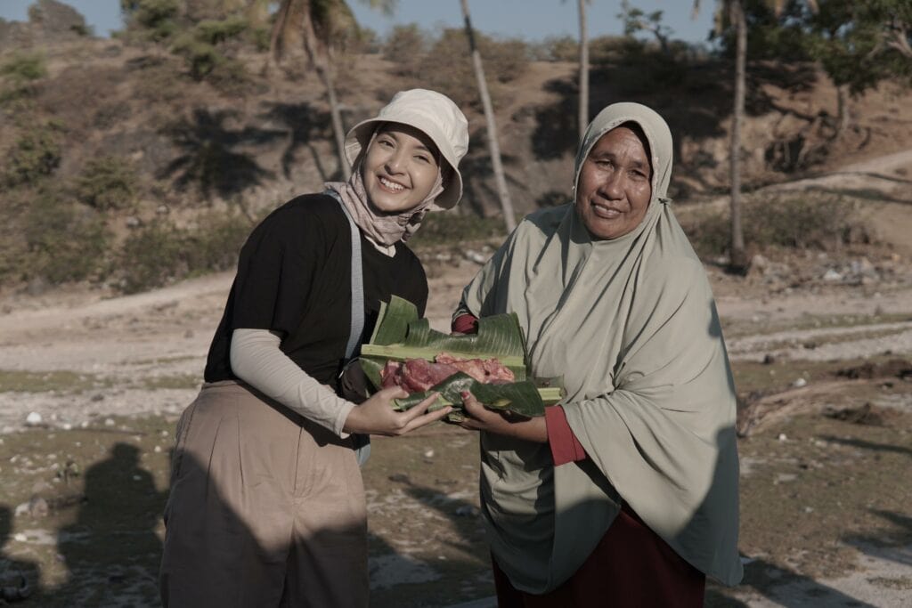 nabila ishma tebar hewan kurban di rote ndao ntt 10 dompet dhuafa Nabila Ishma mengantarkan daging-daging kurban ke rumah-rumah warga Desa Papela, Rote Ndao, NTT.