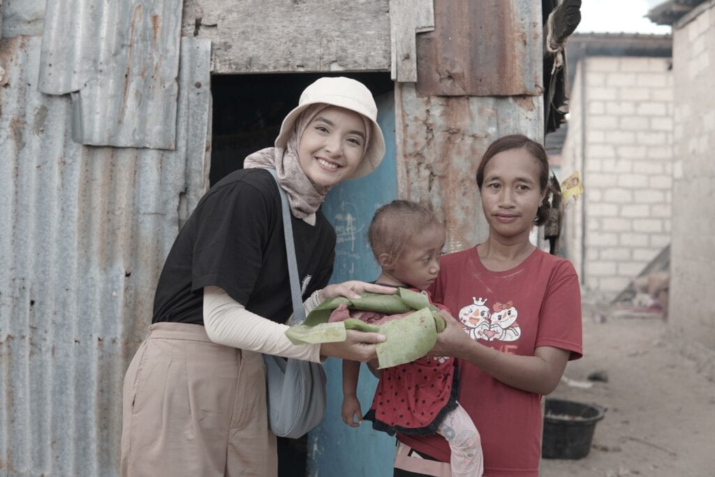 nabila ishma tebar hewan kurban di rote ndao ntt 11 dompet dhuafa Nabila Ishma mengantarkan daging-daging kurban ke rumah-rumah warga Desa Papela, Rote Ndao, NTT.