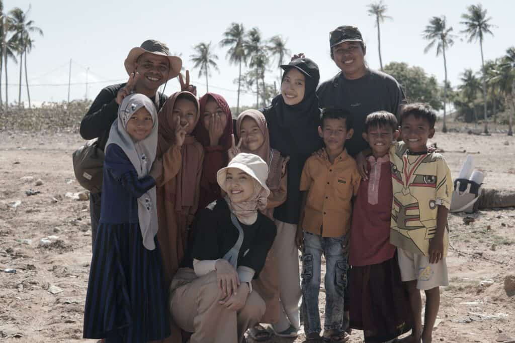 nabila ishma tebar hewan kurban di rote ndao ntt 2 dompet dhuafa Nabila Ishma bersama anak-anak Rote Ndao.