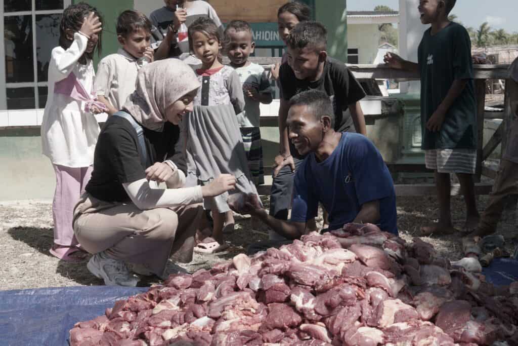 nabila ishma tebar hewan kurban di rote ndao ntt 5 dompet dhuafa Nabila Ishma turut membantu warga Desa Papela memotong dan mengepak daging-daging kurban untuk dibagikan kepada warga sekitar.