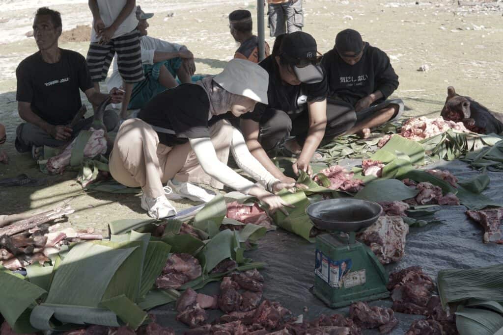 nabila ishma tebar hewan kurban di rote ndao ntt 7 dompet dhuafa Nabila Ishma turut membantu warga Desa Papela memotong dan mengepak daging-daging kurban untuk dibagikan kepada warga sekitar.