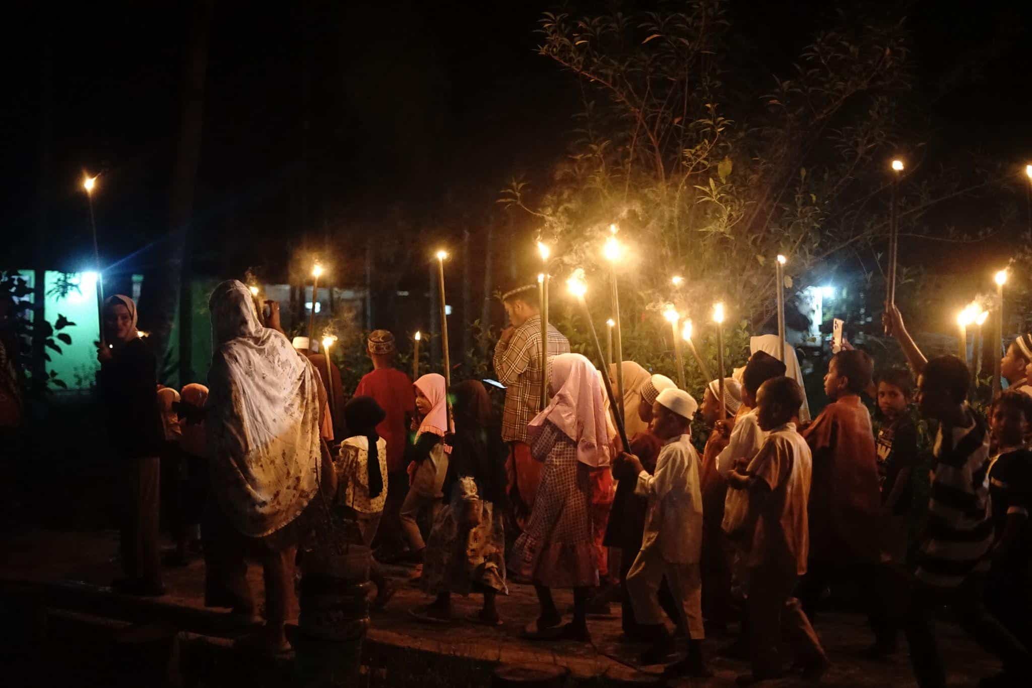 pawai obor di sorong1 dompet dhuafa Tradisi Pawai Obor di Kabupaten Sorong, Papua Barat jelang Hari Raya Iduladha.