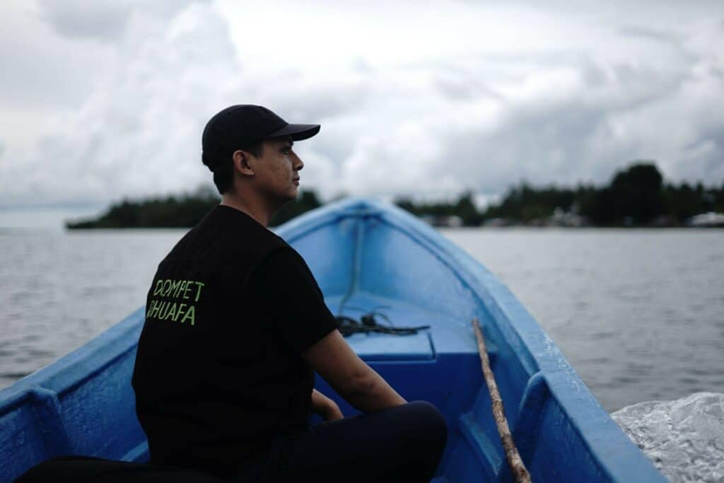 pawai obor di sorong11 dompet dhuafa Tim Tebar Hewan Kurban Dompet Dhuafa menuju Pulau Arar, Sorong dengan perahu untuk mendistribusikan hewan kurban untuk masyarakat sekitar.