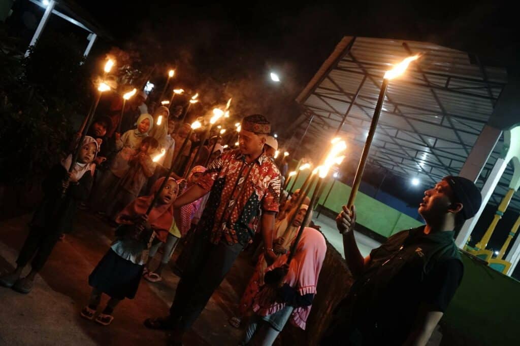 pawai obor di sorong3 dompet dhuafa Anak-anak menjadi peserta utama dalam tradisi Pawai Obor di Kabupaten Sorong, Papua Barat jelang Hari Raya Iduladha.