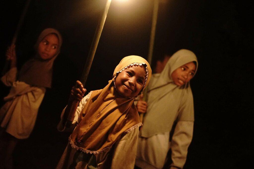 pawai obor di sorong5 dompet dhuafa Anak-anak menjadi peserta utama dalam tradisi Pawai Obor di Kabupaten Sorong, Papua Barat jelang Hari Raya Iduladha.