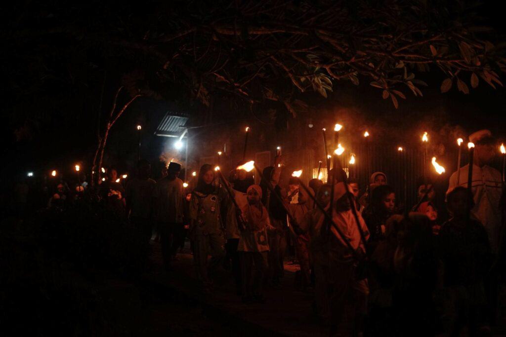 pawai obor di sorong6 dompet dhuafa Tradisi Pawai Obor di Kabupaten Sorong, Papua Barat jelang Hari Raya Iduladha.